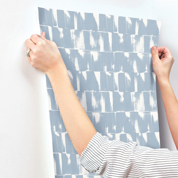 0090000 bancroft blue artistic stripe wallpaper