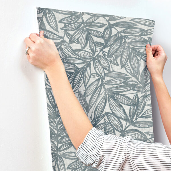0093343 rhythmic denim leaf wallpaper