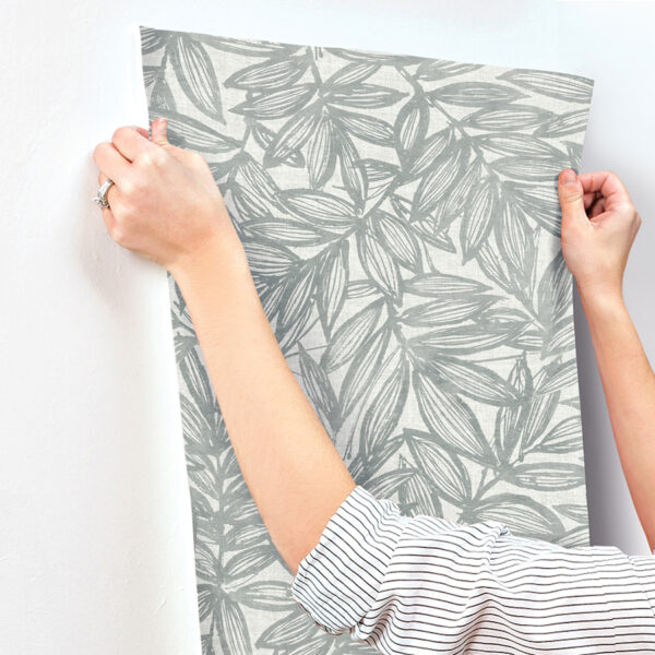 0093371 rhythmic grey leaf wallpaper