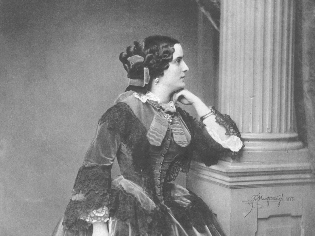 A nineteenth-century photograph of Pepita de Oliva, leaning on a column